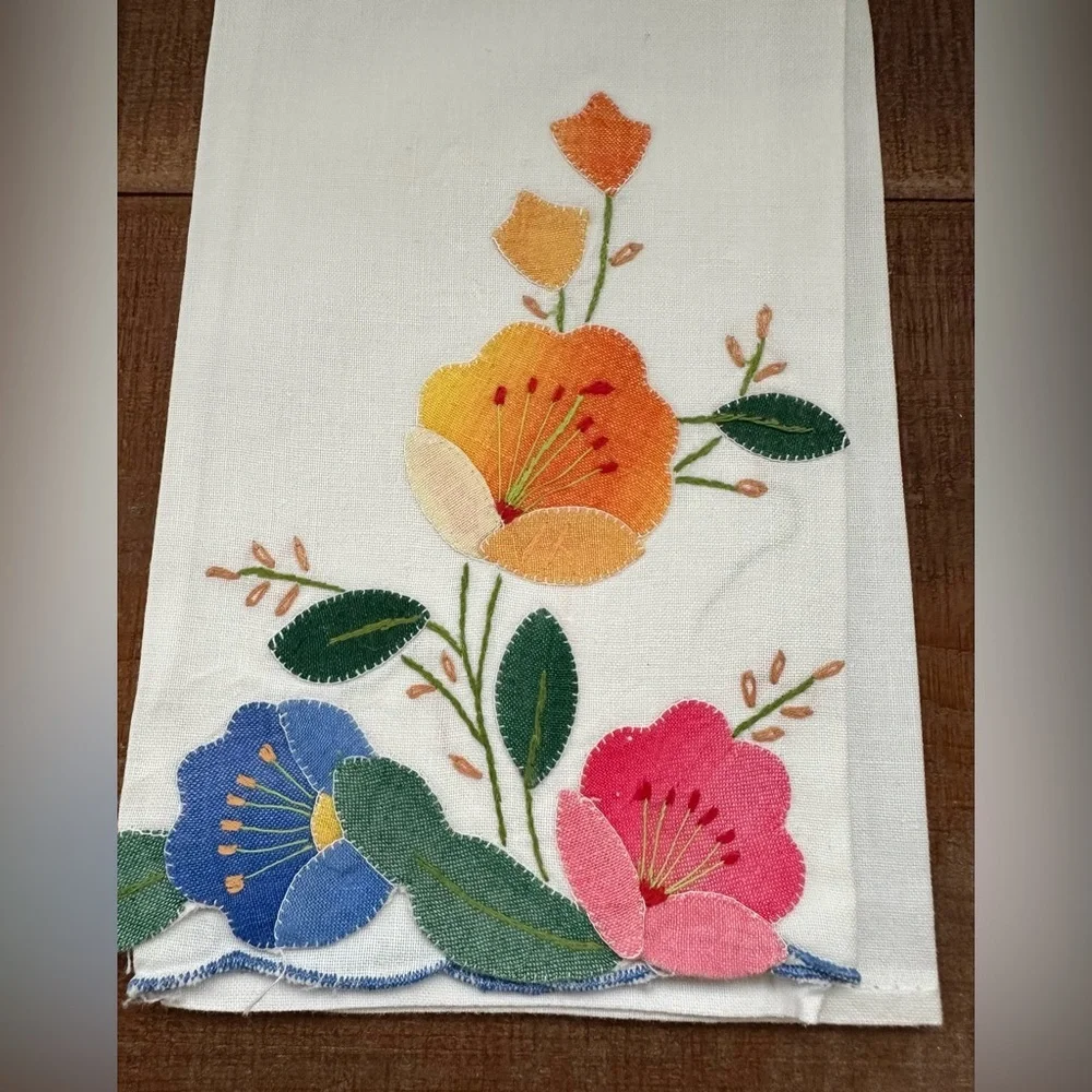 Set of Vintage Floral Embroidered White Napkins - Picture 6 of 13